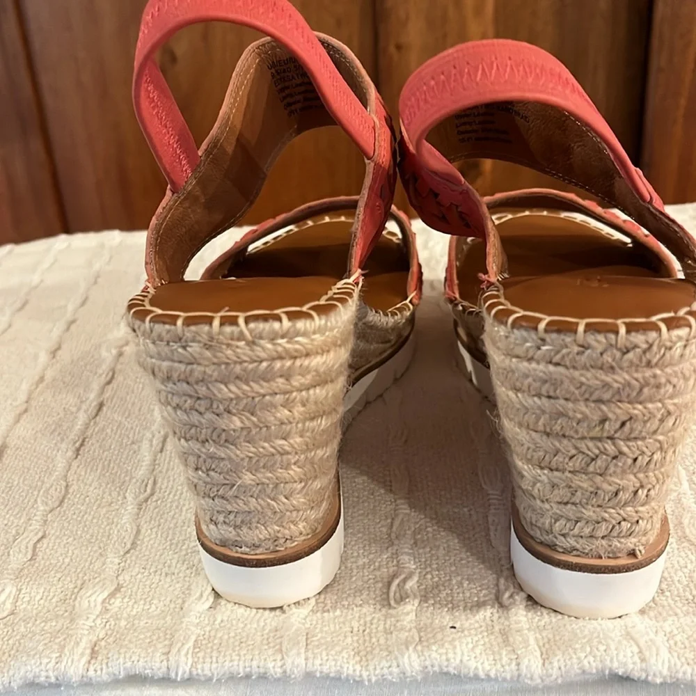 NWOT Gentle Souls Elyssa Wedge 2 Band Sandals. Ladies9.5. 3-1/2 Wedge heel.